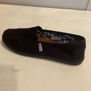 Toms Classics black canvas shoe; sz 5 youth; very good condition